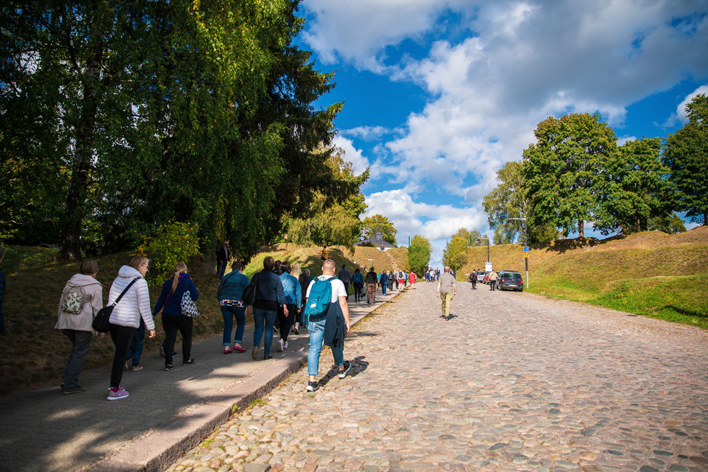 Ihmisiä kävelemässä Lappeenrannan linnoituksen porttien suuntaan.